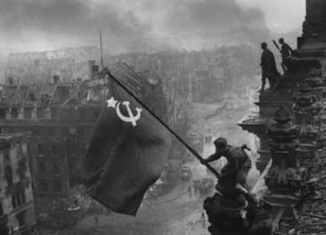 Allemagne, Berlin. 2 mai 1945. Le drapeau rouge flotte sur les tots du Reichstag